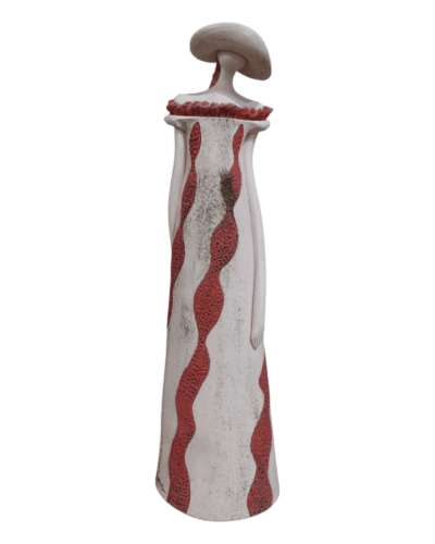 Woman with long wavy dress and beige floppy hat